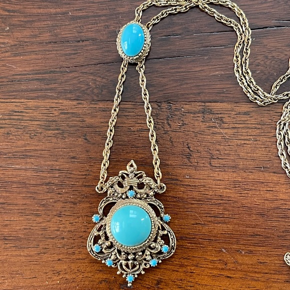 Antique style faux turquoise gold tone pendant necklace - Picture 8 of 8